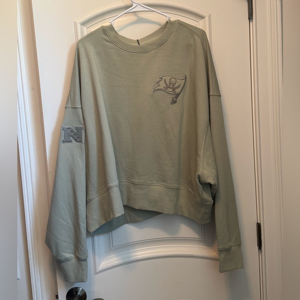 Tampa Bay Buccaneers Pro Standard Light Green Pullover Crewneck Sweatshirt NWT